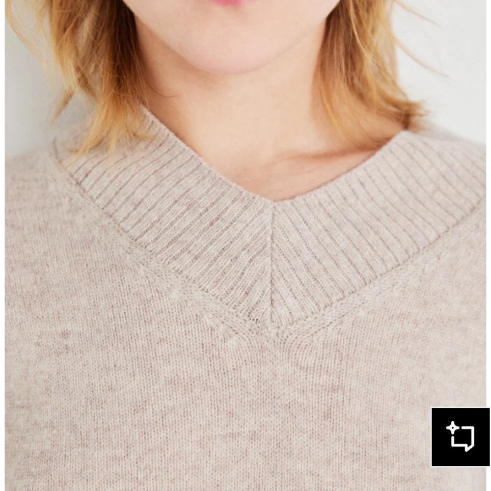 Weekday Reese Beige V-Neck Cropped Sweater Minimalist Knit - Picture 2 of 10